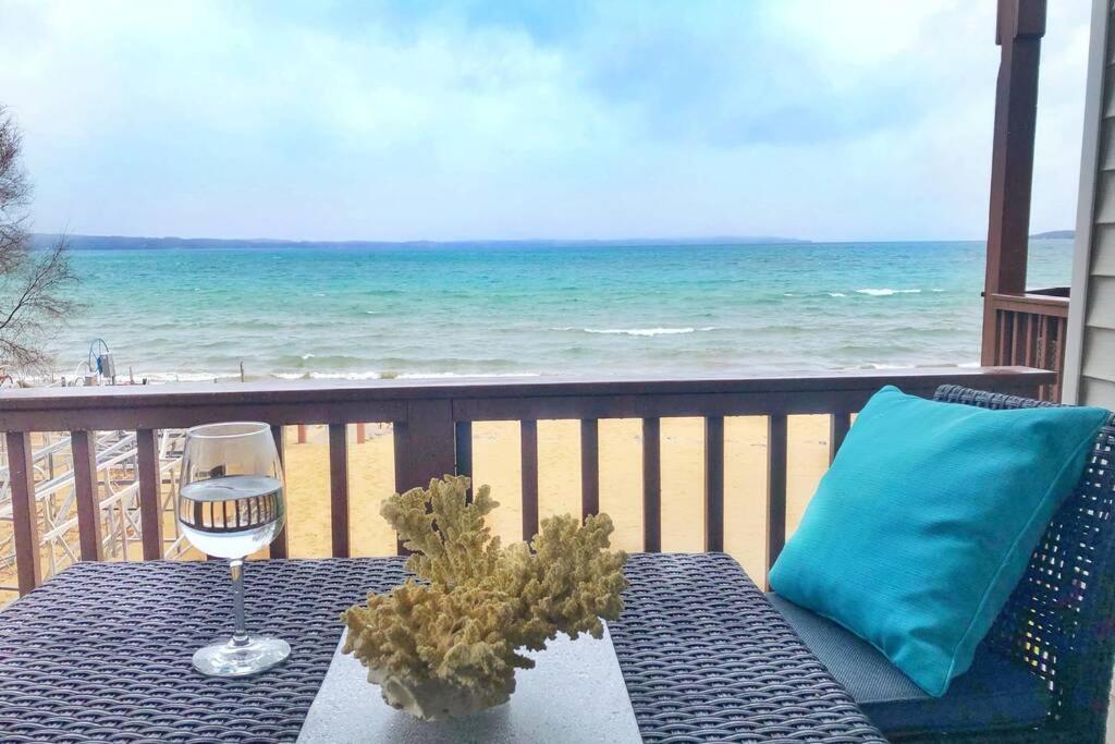 New Listing Beach Bliss 211! Stunning Bay View Traverse City Exterior foto