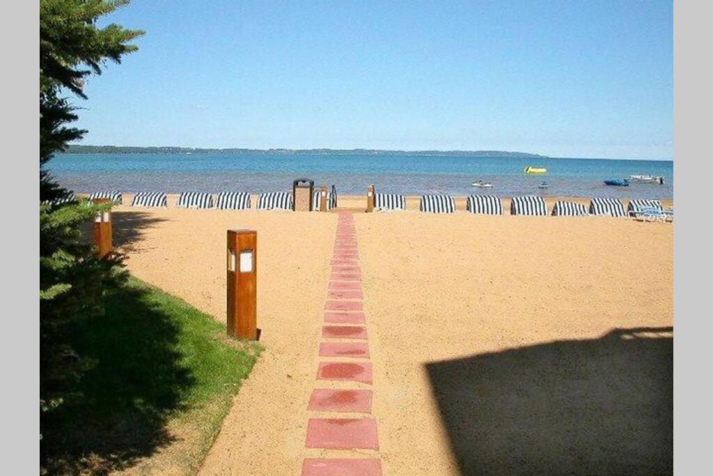 New Listing Beach Bliss 211! Stunning Bay View Traverse City Exterior foto