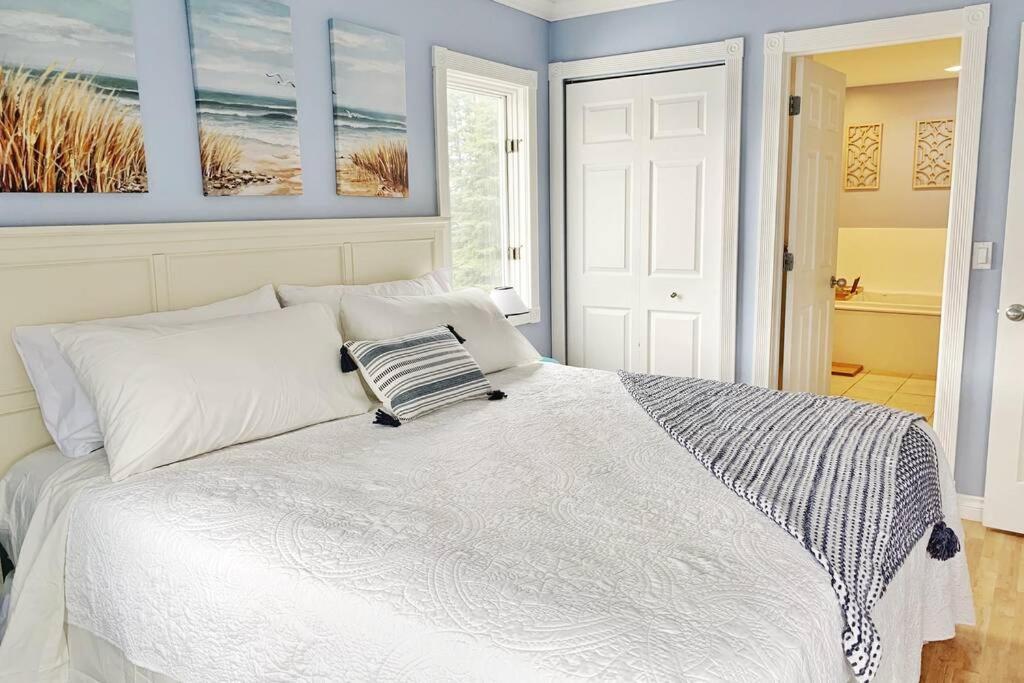 New Listing Beach Bliss 211! Stunning Bay View Traverse City Exterior foto