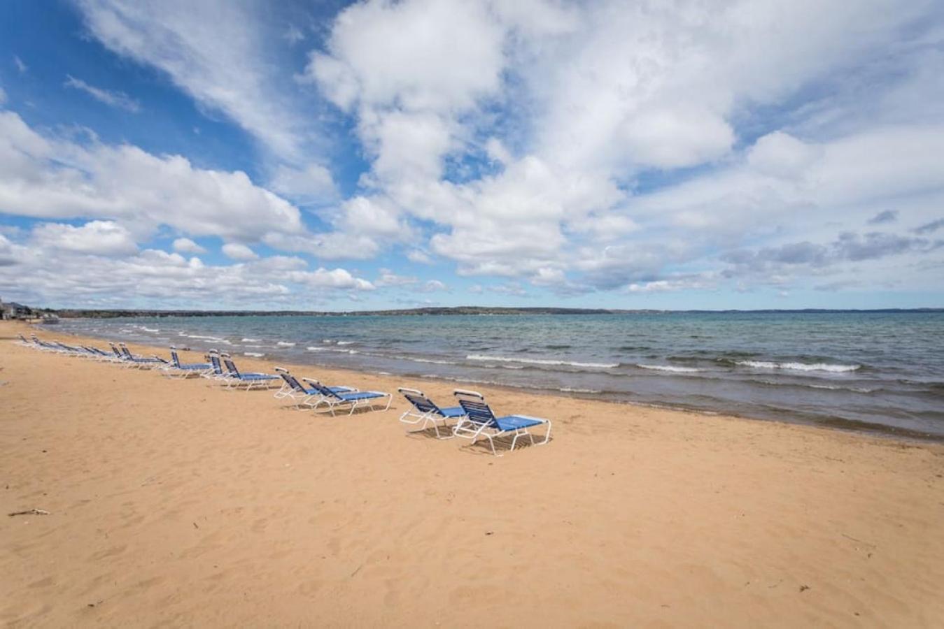 New Listing Beach Bliss 211! Stunning Bay View Traverse City Exterior foto
